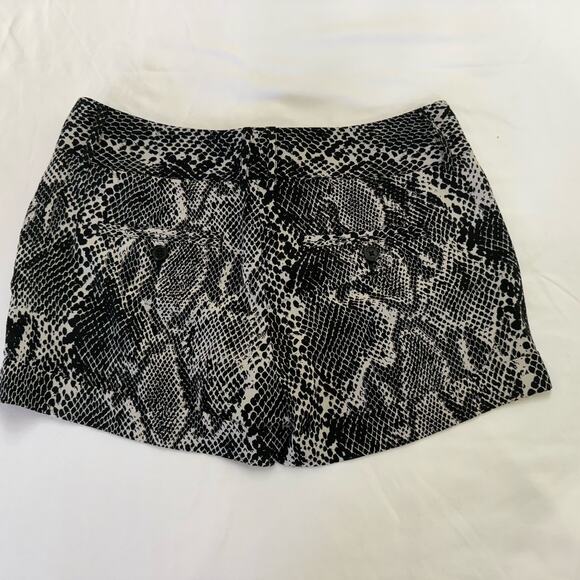 Express Black & White Snake Print Shorts with Pockets - Size 4 - Picture 5 of 6